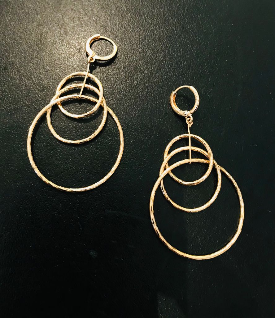 Aretes dorados con aros entrelazados