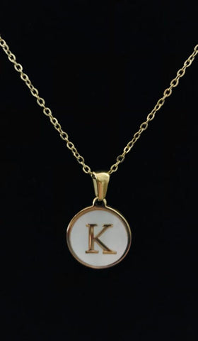 Collar Dorado delgado con Dije Inicial "K" con Concha Nacar