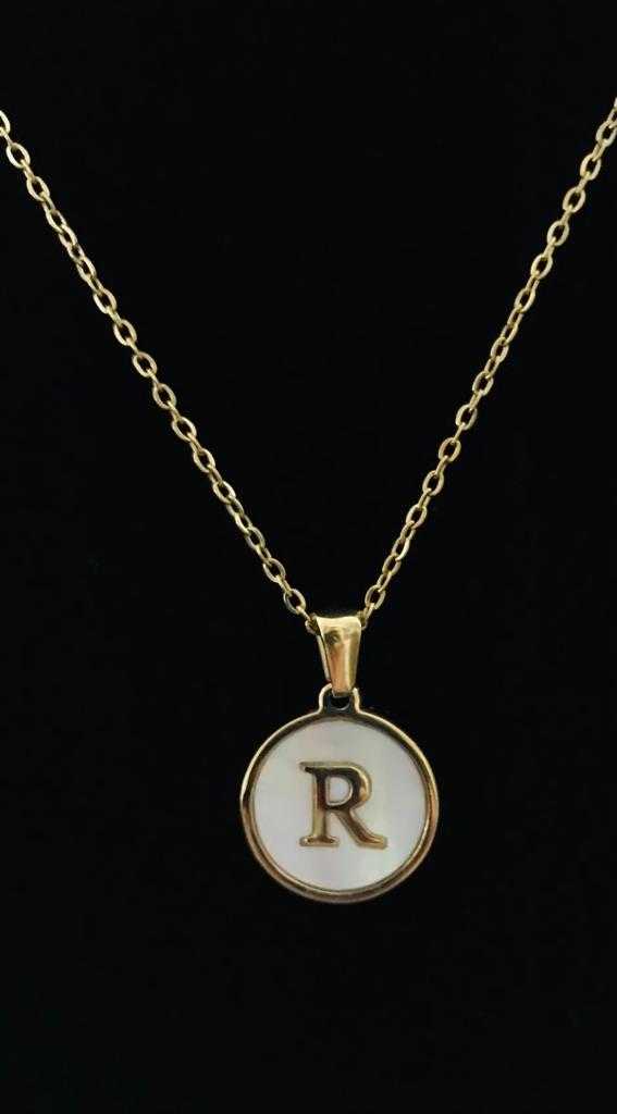 Collar Dorado delgado con Dije Inicial "R" con Concha Nacar